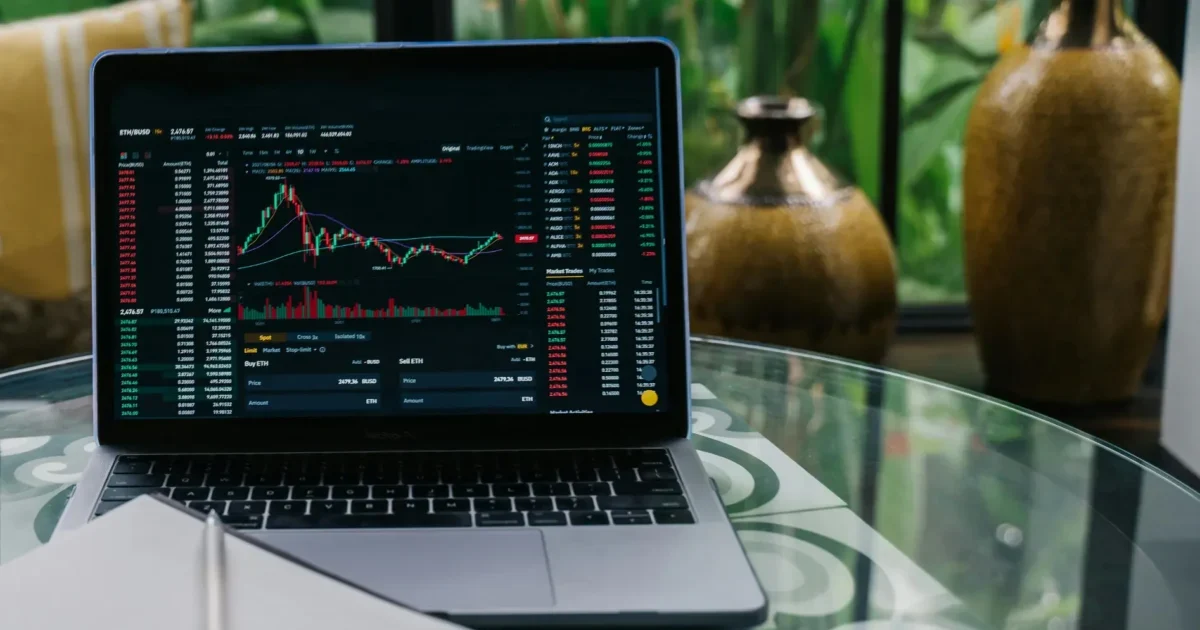 Qu'est-ce que le biais en trading ? Infographie illustrant le biais de confirmation et son impact sur les décisions financières des traders.